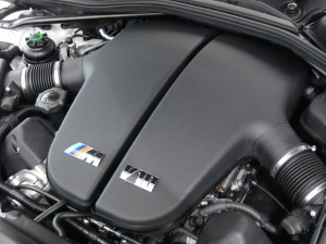 1280px-BMW_S85B50_Engine