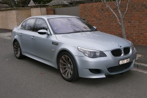 2007_BMW_M5_(E60_MY07)_sedan_(2015-06-27)_01